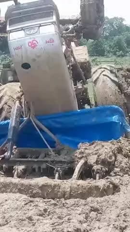 कोरांव: पचेड़ा में खेत की जुताई करते समय ट्रैक्टर पलटा, चालक घायल हुआ, ग्रामीणों ने उसे बाहर निकाला और अस्पताल में भर्ती कराया