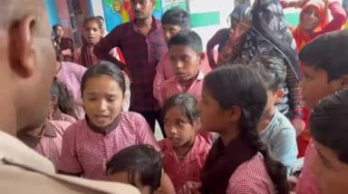 ललितपुर: जीरोन के उ.प्रा.वि. में शिक्षिका पर अपने बच्चे के मल-मूत्र के कपड़े स्कूली बच्चों से धुलवाने का आरोप, वीडियो वायरल