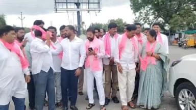 రామగుండం: చౌరస్తాలోని షాపింగ్ కాంప్లెక్స్ నిర్మాణ పనులను పరిశీలించిన మాజీ ఎమ్మెల్యే కోరుకంటి చందర్, BRS నాయకులు కౌశిక్ హరి.