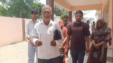 मथुरा: मथुरा में कलयुगी बेटे ने बूढ़े पिता और भाइयों को घर से निकाला, शिकायत पर दी गोली मारने की धमकी