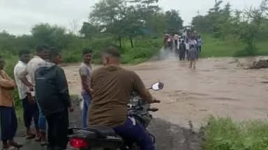 सेलू: दिग्रज नाल्याला पुर; विद्यार्थी, ग्रामस्थ तासन्तास अडकले, उंच पुलाची मागणी पुन्हा ऐरणीवर