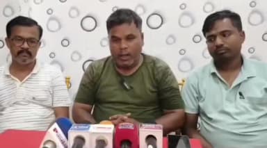 বিলাসীপাৰা ভাগ: বিলাসীপাৰাত ধুবুৰী জিলা কৃষক মুক্তি সংগ্ৰাম সমিতিৰ সভাপতি নাজিমুল হকৰ সংবাদমেল সম্বোধন।