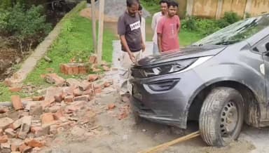 रायडीह: NH-43 पर गड्ढों से ऑल्टो कार का हादसा, दो घायल