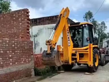 बीसलपुर: अकबरगंज सिमरा में प्रशासन का बुलडोजर गरजा, तालाब व खाद के गड्ढे से हटवाया गया अवैध कब्जा