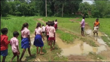 चंदनकियारी: दलाहीटांड के नन्हे विद्यार्थियों का भविष्य अधर में, 7 महीने बाद भी नहीं बना स्कूल भवन