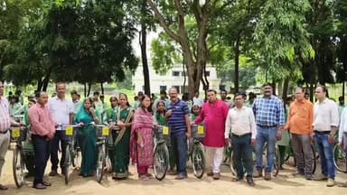 टाटीझरिया: धरमपुर में 132 विद्यार्थियों को मिली नि:शुल्क साइकिलें, छात्र-छात्राओं के चेहरे खिले