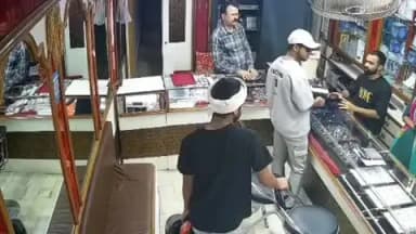 गुमला: खत्री ज्वेलर्स में संचालक ने छीना हथियार, CCTV में कैद वारदात का वीडियो वायरल