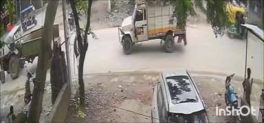 बंजरिया: नशे में धुत नगर निगम के ट्रैक्टर चालक ने चैलाहा बाजार पर चिकित्सक की खड़ी गाड़ी में मारी टक्कर, गाड़ी हुई क्षतिग्रस्त