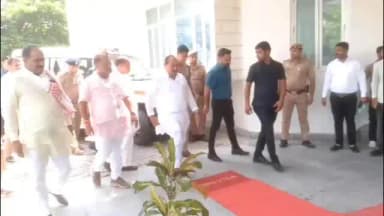 पडरौना: कुशीनगर पहुंचे प्रभारी मंत्री दारा सिंह चौहान ने सूर्य प्राकट्य उत्सव में किया महाजलाभिषेक, मीडिया से हुए रूबरू