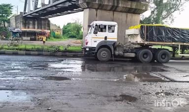 निरसा/चिरकुंडा: निरसा के NH-19 बना हादसों का हाइवा वाहन फाटक के पास बारिश से बने जानलेवा गड्ढों ने बढ़ाई मुसीबत, बाइक सवार घायल