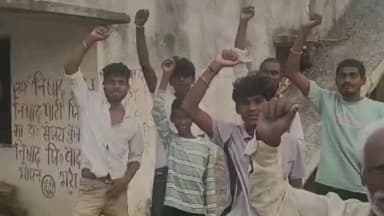 सकलडीहा: महुजी गांव के पंचायत भवन में बन रही सीढ़ी के निर्माण पर उठे सवाल, ग्रामीणों ने मानकों की अनदेखी का आरोप लगाया