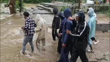 बालोद: जान जोखिम में डाल रहे श्रद्धालु: बालोद जिले के प्रसिद्ध सियादेवी मंदिर के नाले में उफनते रपटे को पार करते दिखे लोग