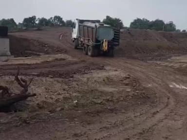नरसिंहगढ़: नरसिंहगढ़ में तेज बारिश से बड़ोदिया तालाब नहर की पाल पर टैंकर फिसला, बड़ा हादसा टला