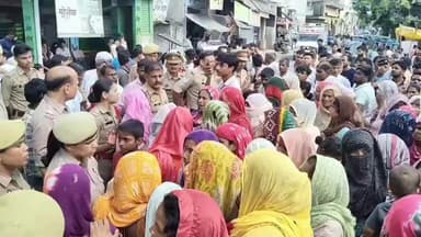 बड़ौत: छपरौली लेंटर हादसे में मृतकों का अंतिम संस्कार पुलिस सुरक्षा में, मकान मालिक की गिरफ्तारी को थाने का घेराव
