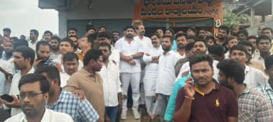 నర్సంపేట: నర్సంపేట మాజీ ఎమ్మెల్యే పెద్ది సుదర్శన్ రెడ్డి అంతిమయాత్ర నల్లబెల్లిలో