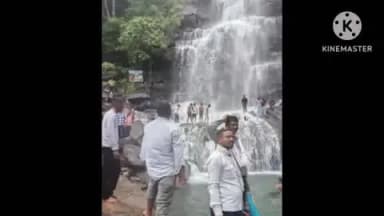 राजिम: गरियाबंद जिले के चिंगरापगार वाटरफॉल में प्रतिदिन सैकड़ों सैलानी पहुंच रहे हैं, झरने का लुत्फ उठाने आए लोग
