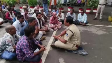बड़वानी: जिला अस्पताल में इलाज के दौरान मौत का मामला गरमाया, जयस कार्यकर्ताओं ने थाने पर प्रदर्शन कर दोषियों पर कार्रवाई मांगी