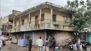 जालना: जुन्या जालन्यात एकता भवनच्या इमारतीचे छताचे प्लास्टर कोसळले; नागरिकांमध्ये भीतीचे वातावरण
35 ते 40 वर्षे जीर्ण इमारतीला
