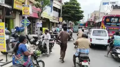 ஈரோடு: மணிக்கூண்டு பகுதியில் மது போதையில் மூன்று வாலிபர்கள் 7E ஓடும் பேருந்தை வழிமறித்து வேகமாகச் சென்றனர்