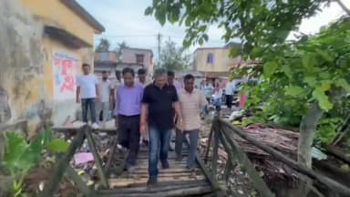 কল্যাণী: কল্যাণী বিধানসভার রানীনগড় ভগ্নকাঠের ব্রীজ পরিদর্শনে বিধায়ক অনুপম বিশ্বাস