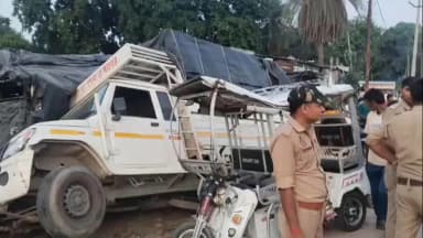 बिसवां: सीतापुर बिसवां मार्ग पर अनियंत्रित पिकअप ने ऑटो को टक्कर मारते हुए बाइक को रौंदा, 1 युवक की मौत, 2 मासूम समेत 3 घायल