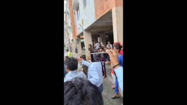 रतलाम नगर: डोसी गांव में बकाया वसूली व नोटिस देने गई नगर निगम टीम पर हमला, पथराव में पत्रकार घायल
