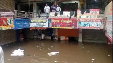 धुळे: धुळे मनपाच्या ढिसाळ कारभाराचा व्यापाऱ्यांना फटका; गरुड कॉम्प्लेक्समध्ये शिरले पाणी...