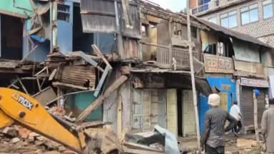 दमयंती नगर: हाईकोर्ट से स्टे हटते ही 100 साल पुरानी जर्जर टंडन बिल्डिंग पर चला बुलडोजर, भारी पुलिस बल की मौजूदगी में हुई कार्रवाई