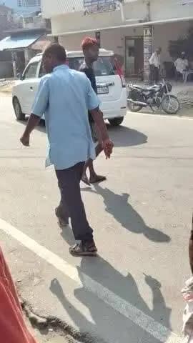 , Mohan chaurahe per Vasuli vah bhi Dadagiri Karke Vasuli leta hai Har aadami se Gali dekar Vasuli mangta hai drink Kark