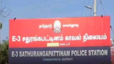திருக்கழுக்குன்றம்: ஆட்டோ மீது கார் மோதி ஏற்பட்ட விபத்தில் பெண் உயிரிழந்தது குறித்து போலீசார் விசாரணை மேற்கொண்டு வருகின்றனர்