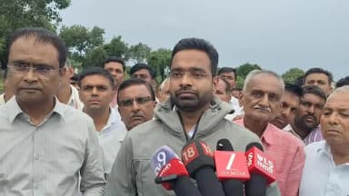 पारोळा: पारोळा तालुक्यातील देवगाव येथे नुकसानग्रस्त भागाची जिल्हाधिकारी रोहन घुगे यांच्याकडून पाहणे