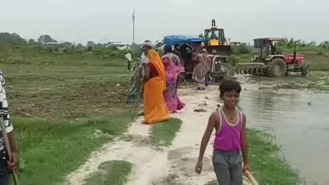 रास्ते की जताई करके रास्ता किया बंद थाना करछना गांव शाह लोलव सुनाई करछना प्रयागराजका मामला