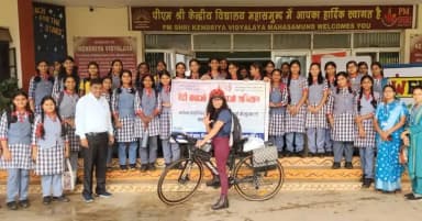 भारतीय पर्वतारोही एवं प्रेरक वक्ता सुश्री समीरा खान इन दिनों Mission Mount Everest और Rural Girls Empowerment & Solo Cycling Campaign Across India के तहत सोलो साइकिल यात्रा पर हैं। ओडिशा से महासमुन्द पहुंचकर उन्होंने विभिन्न विद्यालयों में छात्राओं और महिलाओं से संवाद कर उन्हें आत्मविश्वास, शिक्षा, साहस और बड़े सपने देखने का संदेश दिया।
बचपन की कठिन परिस्थितियों को पीछे छोड़कर अमा डबलम जैसी चुनौतीपूर्ण चोटी फतह करने वाली समीरा खान अब माउंट एवरेस्ट पर तिरंगा लहराने के लक्ष्य के साथ आगे बढ़ रही हैं। उनका संघर्ष और संकल्प हर बेटी के लिए प्रेरणा है।
#SoloCycling #RuralGirlsEmpowerment
#SamiraKhan #mahasamund #chhattisgarh