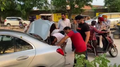 ਅੰਮ੍ਰਿਤਸਰ 2: ਬਟਾਲਾ ਰੋਡ ਇਲਾਕੇ ਦੇ ਵਿੱਚ ਇੱਕ ਕਾਰ ਚਾਲਕ ਵੱਲੋਂ ਕਈ ਵਾਹਨਾਂ ਨੂੰ ਮਾਰੀ ਟੱਕਰ ਕੀਤਾ ਜਖਮੀ ਪੁਲਿਸ ਕਰ ਰਹੀ ਹੈ ਮਾਮਲੇ ਦੀ ਜਾਂਚ