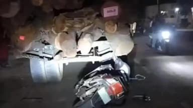 सूरतगढ़: वन विभाग के ओवरलोड वाहनों से हुए हादसे में बाइक सवार घायल, मुआवजे और वैकल्पिक मार्ग की मांग को लेकर देर रात तक धरना दिया