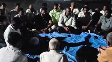 पचपहाड़: भवानीमंडी में दाल बाटी और भजन के साथ रातभर जारी रहा धरना, प्रदर्शनकारियों ने पुलिस उपाधीक्षक कार्यालय के बाहर लगाए टेंट