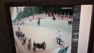 गोरखपुर: जिला जेल से दुष्कर्म का आरोपी 20 फीट ऊंची दीवार फांदकर फरार, डीजी जेल ने की बड़ी कार्रवाई, 5 जेलकर्मी निलंबित