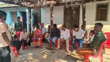 କନ୍ଧମାଳ: ଦଙ୍ଗାଏଯୁ ଗ୍ରାମର ପ୍ରଦୀପ ପ୍ରଧାନ ଦନ୍ତା ହାତୀର ଆକ୍ରମଣ ରେ ମୃତ୍ତ୍ୟୁ ପରେ ବହୁ ବ୍ୟକ୍ତି ବିଶେଷ ତାଙ୍କ ପରିବାର ବର୍ଗ ଙ୍କୁ ଭେଟି ଆଲୋଚନା କଲ