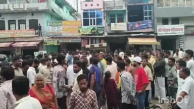 बारां: अंबेडकर सर्किल के पास चाकूबाजी की घटना के विरोध में मृतक परिजनों ने अस्पताल रोड पर किया जाम और प्रदर्शन