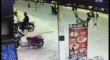 நாகப்பட்டினம்: மாவட்ட ஆட்சியர் அலுவலகம் அருகே இருசக்கர வாகனத்தை மர்ம நபர் திருடி செல்லும் சிசிடிவி காட்சிகள் வெளியாகி பரபரப்பை ஏற்படுத்தி உள்ளது