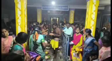 வேதாரண்யம்: செம்போடை வெளி மாரியம்மன் ஆலய தீமிதி உற்சவத்தில் ஏராளமான பக்தர்கள் தீ மிதித்து நேர்த்திக்கடன் செலுத்தினர்