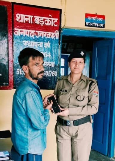 राजगढ़ी: उत्तरकाशी में 5 लाख के 20 खोए मोबाइल पुलिस ने बरामद कर लौटाए