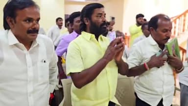 விழுப்புரம்: விழுப்புரம் மாவட்ட செயலாளர் குமரன் பாமகவில் இணைந்தார்