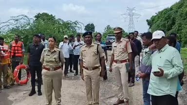 కాగజ్నగర్: పెన్ గంగా వరదపై ఆసిఫాబాద్ ఎస్పీ నితిక పంత్ సమీక్ష