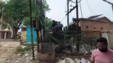 बदायूं: मालवीयगंज चौकी के बाहर लगे ट्रांसफार्मर पर आकाशीय बिजली गिरने से हुआ क्षतिग्रस्त