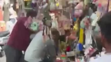 रेवाड़ी: रेवाड़ी की पंजाबी मार्केट में दो दुकानदारों के बीच मारपीट का मामला सामने आया