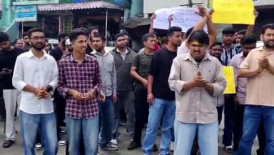 पौड़ी: पौड़ी में प्रसव के दौरान मौत पर युवाओं का प्रदर्शन, निजी अस्पताल पर लापरवाही के आरोप