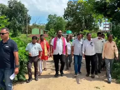 ନୂଆପଡା: କେନ୍ଦୁବହାରା ଗ୍ରାମ ପଞ୍ଚାୟତ ପରିଦର୍ଶନ କରି ପ୍ରଭାବିତ ପରିବାରମାନଙ୍କ ସହ ସାକ୍ଷାତ କଲେ ବିଧାୟକ ଜୟ ଢୋଲକିଆ