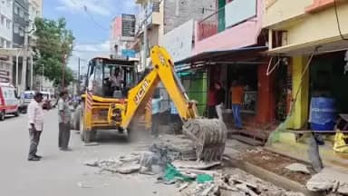 குடியாத்தம்: குடியாத்தம் அரசு தலைமை மருத்துவமனை சாலையில் உள்ள ஆக்கிரமிப்புகளை போலீஸ் பாதுகாப்புடன் அதிரடியாக அகற்றம்
