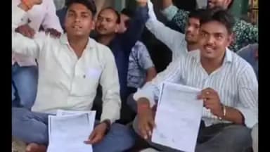 फर्रुखाबाद: कमालगंज पावरहाउस में संविदा कर्मचारियों ने धरना प्रदर्शन किया, अतिरिक्त वेतन और मृतक के परिजनों को नौकरी की मांग की